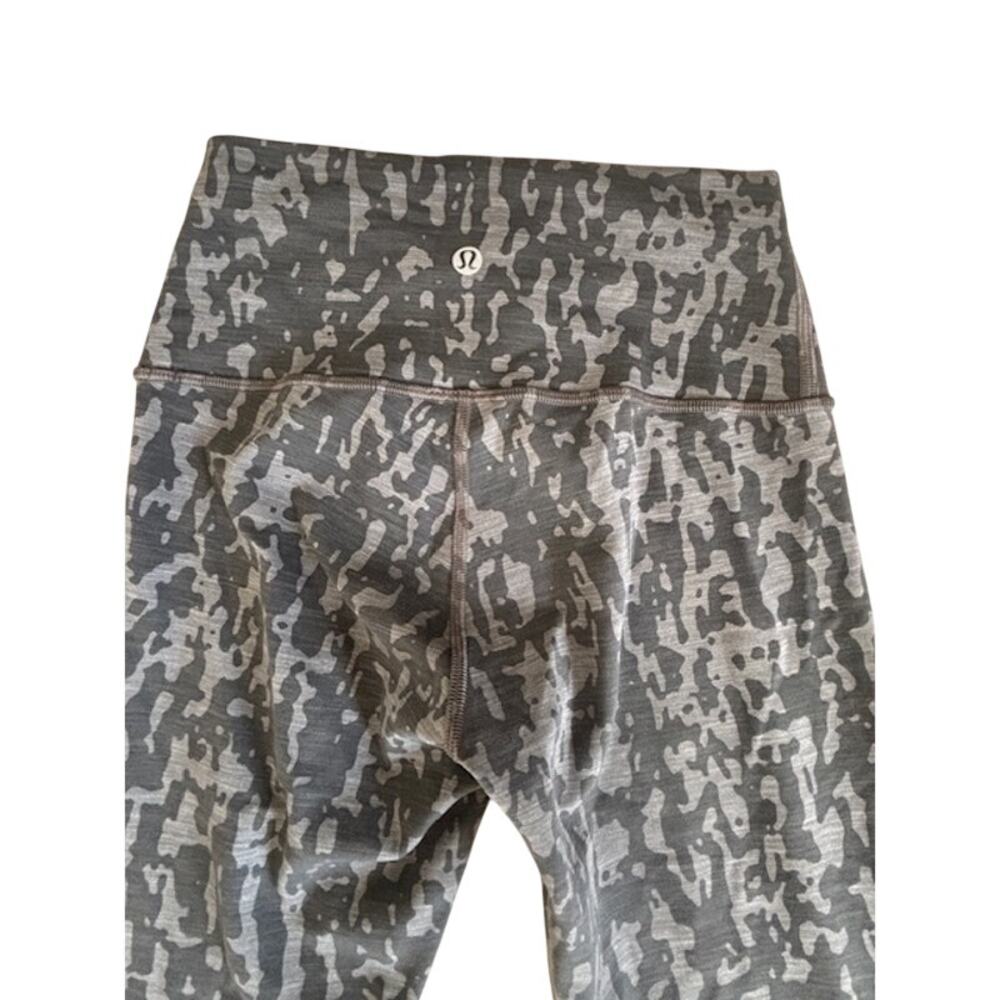 Lululemon Size 4 Gray Pattern Cropped Leggings Gr… - image 4